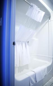 钱纳尔-巴斯克港圣克里斯托弗酒店的带浴缸和窗户的浴室