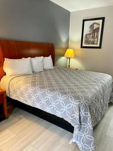 孟菲斯American Way Inn & Suites的一张床位,位于酒店客房内,配有床