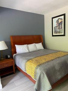 American Way Inn & Suites客房内的一张或多张床位