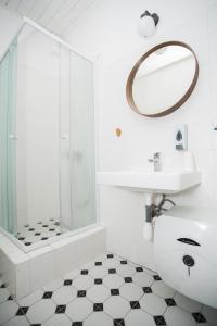 特伦钦Penzión Branecky的带淋浴和盥洗盆的白色浴室