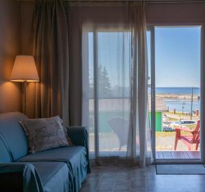 滨海圣吕斯Navigateur Ste-Luce的带沙发的客厅,享有海景