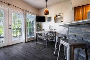 新布朗费尔斯Guadalupe Getaway的一个带桌椅的厨房和一个阳台