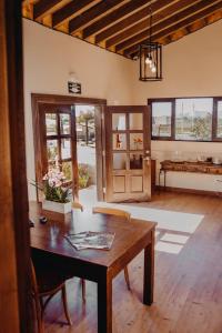 瓜达鲁佩镇Finca el Mirador的客厅配有木桌和长凳