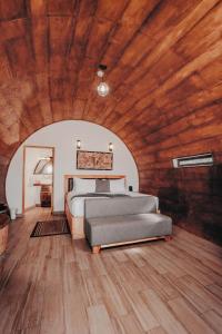 瓜达鲁佩镇Finca el Mirador的一间卧室设有两张床和木制天花板