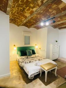 马德里ElenaHost City Park Center 5的一间卧室设有一张大床和木制天花板