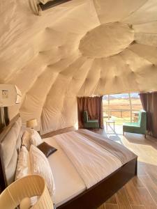 瓦迪拉姆Rum Kingdom Camp的帐篷内一间卧室,配有一张大床