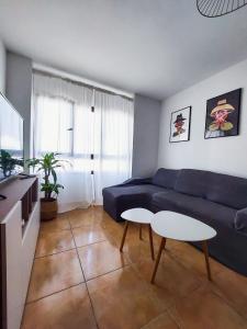 圣巴尔托洛梅Acogedor apartamento Besos de Elah的客厅配有蓝色的沙发和桌子