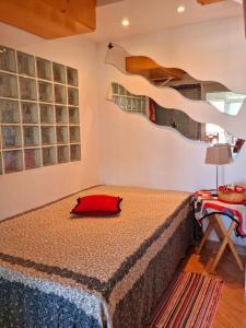 马塔拉斯卡尼亚斯Paraíso!的一间卧室配有一张带红色枕头的大床