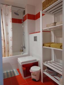 MarchenaPiso amplio y tranquilo en Marchena的一间带卫生间和淋浴的小浴室