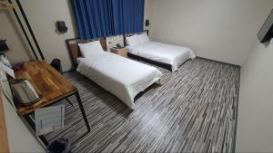 浦项浦项酒店的酒店客房设有两张床和一张桌子。
