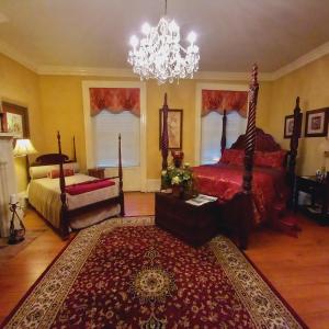RussellvilleGovernor's Corner Bed & Breakfast的一间卧室配有一张床和一个吊灯