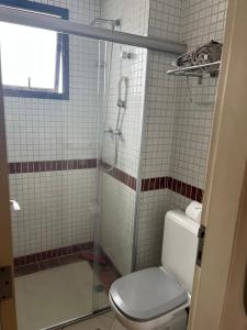 圣保罗Flat super equipado的一间带卫生间和玻璃淋浴间的浴室