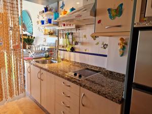 马塔拉斯卡尼亚斯Paraíso!的厨房配有水槽和台面