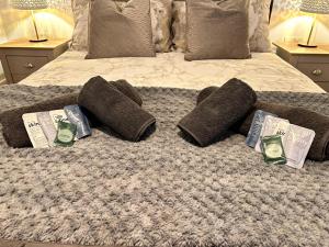 梅德斯通Homes from home by Tulloch Properties的一张带两个枕头的床和毛巾