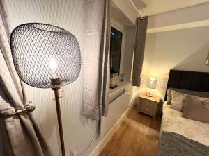 梅德斯通Homes from home by Tulloch Properties的一间房间,里面设有一张床和一盏灯