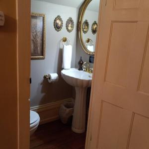 RussellvilleGovernor's Corner Bed & Breakfast的一间带水槽、镜子和卫生间的浴室