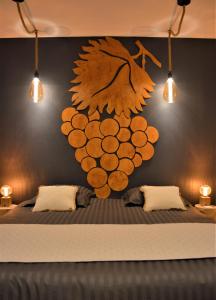 埃佩尔奈Groom Épernay - Le Petit Tonnelier的卧室墙上挂着一幅葡萄