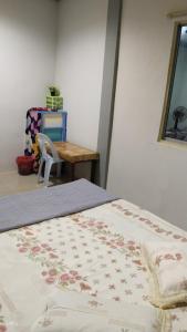 古达Inap Desa Morni的卧室配有1张床、1张桌子和1把椅子