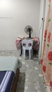 古达Inap Desa Morni的一间房间,配有桌子和椅子