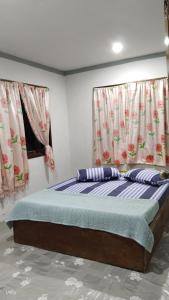 古达Inap Desa Morni的配有2扇窗户的客房内的1张床