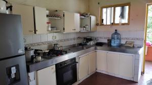 普韦布洛保La posada de Andrea的厨房配有白色橱柜和炉灶烤箱。
