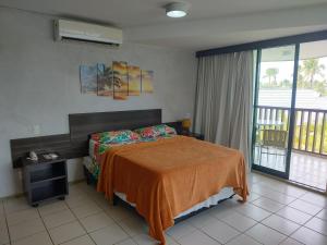 嘎林海斯港Flat Marulhos Resort Porto de Galinhas的一间卧室设有一张床和一个阳台