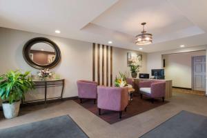 滨湖尼亚加拉巴特勒上校最佳西方酒店的一间设有紫色椅子和镜子的等候室