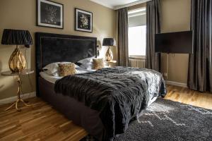 赫尔辛堡赫尔辛堡BW精选酒店的一间卧室配有一张大床和黑色毯子