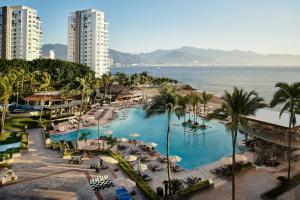 巴亚尔塔港巴亚尔塔港Spa及万豪度假酒店的享有带游泳池的度假村的空中景致