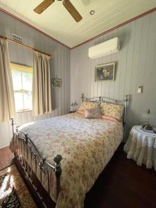 格拉夫顿贝尔沃住宿加早餐旅馆的一间卧室设有一张床和一个窗口