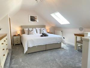 兰鲁斯特Modern 4-bed Cottage Llanwrst Town Centre & Parking - Snowdonia! near Betws-y-Coed的一间卧室配有一张床和天窗