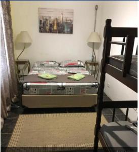 圣保罗Augusta Jardins Home的一间卧室配有一张带两个绿板的床