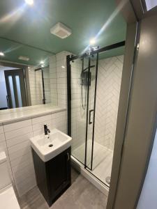 利物浦Urban Pod Hotel Liverpool的一间带水槽和淋浴的浴室