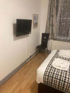 赖德3 Bed Sea View Apartment @ 10B George Street的一间卧室配有一张床和一台平面电视