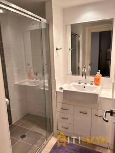 贝尔康嫩Relaxing Oasis in Bruce -1bd 1bth 1 carsp Apt的带淋浴、盥洗盆和镜子的浴室