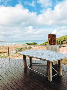 洛拉纳Wave Retreat, King Island的木制长凳,位于甲板上,享有海景