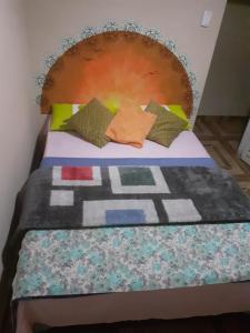 卡瓦坎特Pousada Refúgio da Chapada的一张带床头板和枕头的床