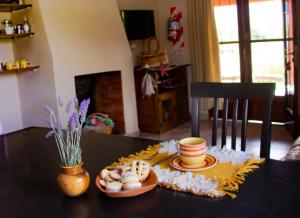 胡阿卡勒拉Cabañas Inti Raymi的一张桌子,上面放着一盘鸡蛋和一个花瓶