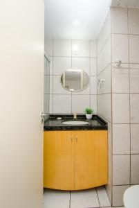 福塔莱萨Meireles Ana Bilhar的一间带水槽和镜子的浴室