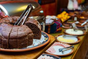 奥兰太坦波帕卡里塔普酒店的桌上的巧克力蛋糕,里面的糖