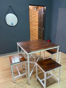 丹绒武雅Stylishly Spacious的一张木桌、长凳和镜子