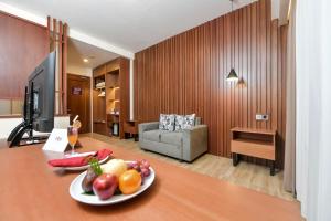 班查內加拉FOX HARRIS Hotel & Convention Banjarnegara的一间房间,桌子上放着一盘水果