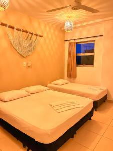 托卢Awa De Mar Hotel的一间卧室设有两张床和窗户。