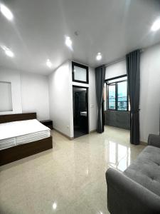 河内Era Apartment Tran Thai Tong的一间卧室配有一张床和一张沙发