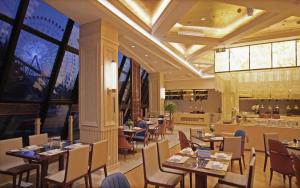 潍坊潍坊富华大酒店a座的一间带桌椅的餐厅和一间酒吧
