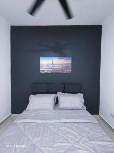 波德申The Second Homestay的卧室配有白色床和蓝色墙壁