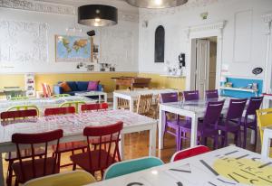 里斯本丽斯比昂旅馆的用餐室配有桌子和五颜六色的椅子