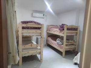 内乌肯Belgrano 658 Nqn - Piso 1 Dto 2的一间客房内配有两张双层床的房间