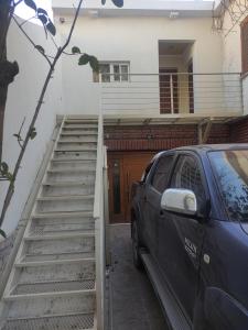 内乌肯Belgrano 658 Nqn - Piso 1 Dto 2的停在房子前面的带楼梯的停车场
