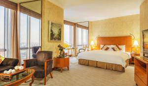 大连大连日航饭店的酒店客房设有一张大床和一张沙发。